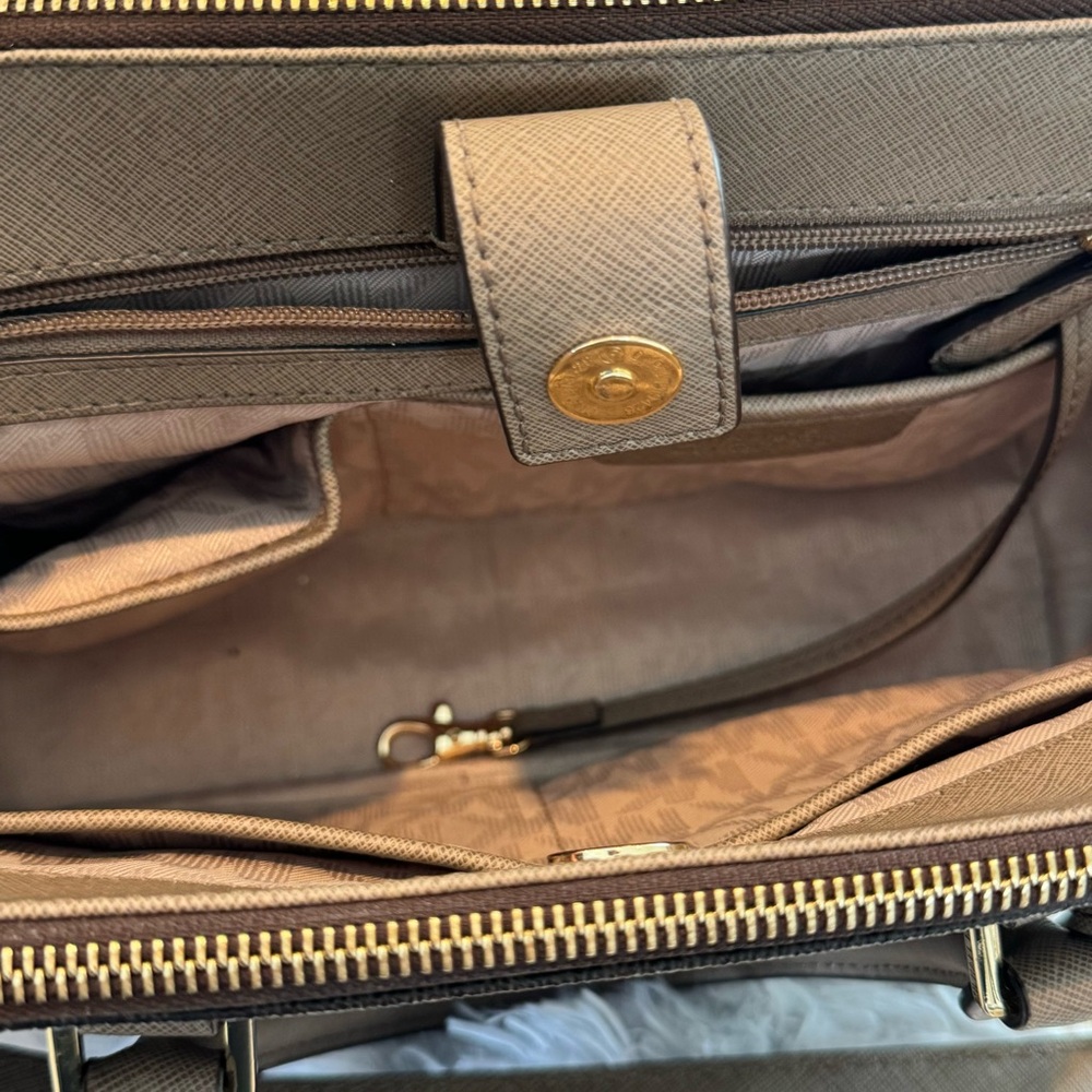 Michael kors handbag - Picture 11 of 17